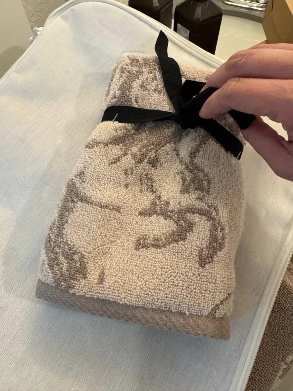 Wrangler Beige and Taupe Patterned washcloth Towel Set - NWT - Picture 3 of 3